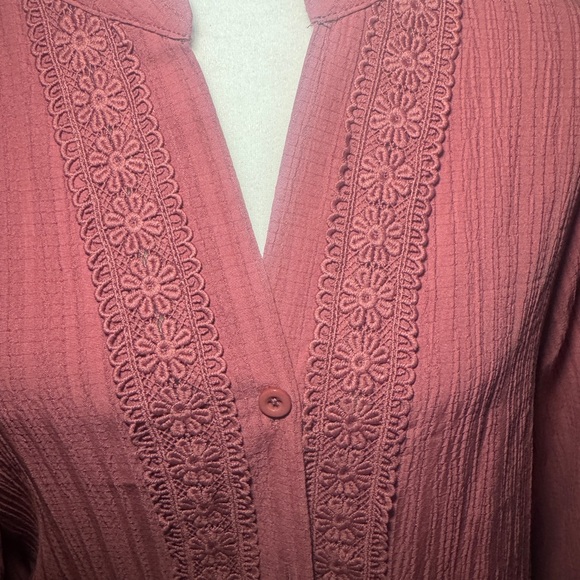 Elegant Mauve Blouse with Floral Detailing - Picture 2 of 5